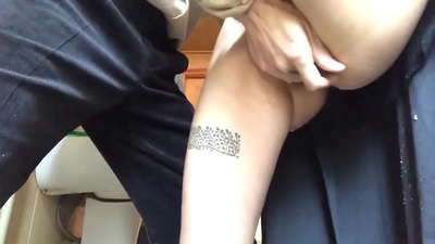 Squirt az iskolai WC-ben, egy igazi habos orgazmus - a tanárom mindent megtett.